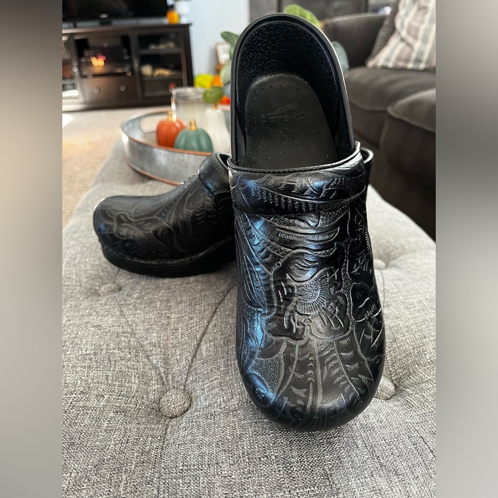 Dansko tooled leather clinic shoes. Size 38.